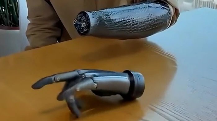 Trung Quốc lại một lần nữa khiến cả thế giới bất ngờ với cánh tay giả có thể "đọc" suy nghĩ và di chuyển linh hoạt ngay cả khi không kết nối với cơ thể người! Trung Quốc lại một lần nữa khiến cả thế giới bất ngờ với cánh tay giả có thể "đọc" suy nghĩ và di chuyển linh hoạt ngay cả khi không kết nối với cơ thể người!