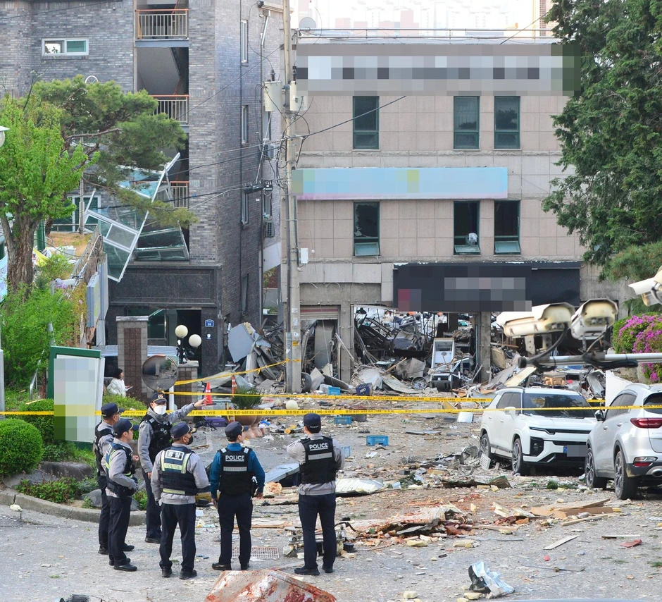 Trung tâm thương mại tại Hàn Quốc hoang tàn sau vụ nổ lúc nửa đêm: Mảnh kính găm đầy mặt đất, xe hơi lật nhào, nhiều người bị thương Trung tâm thương mại tại Hàn Quốc hoang tàn sau vụ nổ lúc nửa đêm: Mảnh kính găm đầy mặt đất, xe hơi lật nhào, nhiều người bị thương
