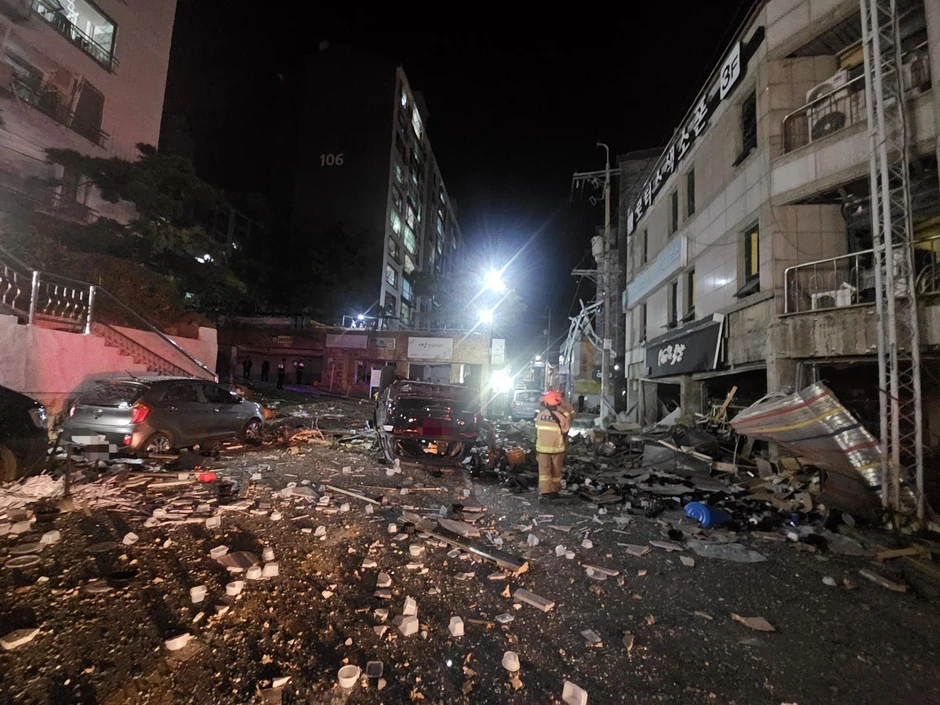 Trung tâm thương mại tại Hàn Quốc hoang tàn sau vụ nổ lúc nửa đêm: Mảnh kính găm đầy mặt đất, xe hơi lật nhào, nhiều người bị thương Trung tâm thương mại tại Hàn Quốc hoang tàn sau vụ nổ lúc nửa đêm: Mảnh kính găm đầy mặt đất, xe hơi lật nhào, nhiều người bị thương