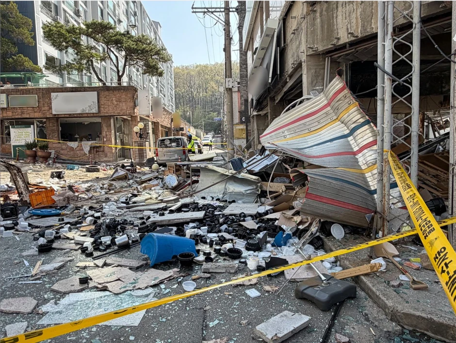 Trung tâm thương mại tại Hàn Quốc hoang tàn sau vụ nổ lúc nửa đêm: Mảnh kính găm đầy mặt đất, xe hơi lật nhào, nhiều người bị thương Trung tâm thương mại tại Hàn Quốc hoang tàn sau vụ nổ lúc nửa đêm: Mảnh kính găm đầy mặt đất, xe hơi lật nhào, nhiều người bị thương