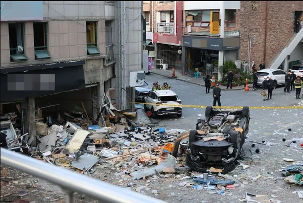 Trung tâm thương mại tại Hàn Quốc hoang tàn sau vụ nổ lúc nửa đêm: Mảnh kính găm đầy mặt đất, xe hơi lật nhào, nhiều người bị thương Trung tâm thương mại tại Hàn Quốc hoang tàn sau vụ nổ lúc nửa đêm: Mảnh kính găm đầy mặt đất, xe hơi lật nhào, nhiều người bị thương
