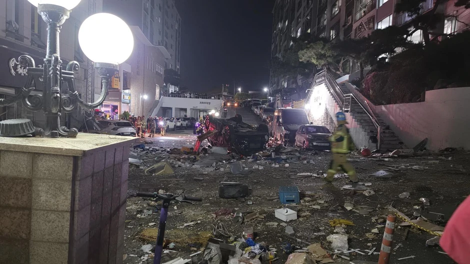 Trung tâm thương mại tại Hàn Quốc hoang tàn sau vụ nổ lúc nửa đêm: Mảnh kính găm đầy mặt đất, xe hơi lật nhào, nhiều người bị thương Trung tâm thương mại tại Hàn Quốc hoang tàn sau vụ nổ lúc nửa đêm: Mảnh kính găm đầy mặt đất, xe hơi lật nhào, nhiều người bị thương