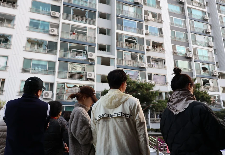 Trung tâm thương mại tại Hàn Quốc hoang tàn sau vụ nổ lúc nửa đêm: Mảnh kính găm đầy mặt đất, xe hơi lật nhào, nhiều người bị thương Trung tâm thương mại tại Hàn Quốc hoang tàn sau vụ nổ lúc nửa đêm: Mảnh kính găm đầy mặt đất, xe hơi lật nhào, nhiều người bị thương