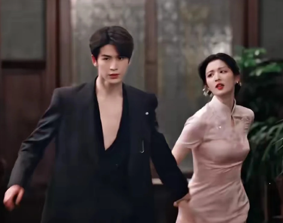 Trương Lăng Hách đóng phim dân quốc mà như đi catwalk