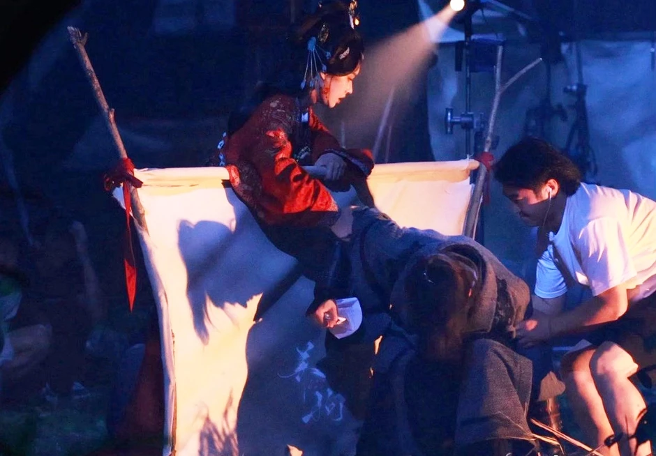 Trương Lăng Hách ngã gục, không thể tự đứng dậy trên phim trường