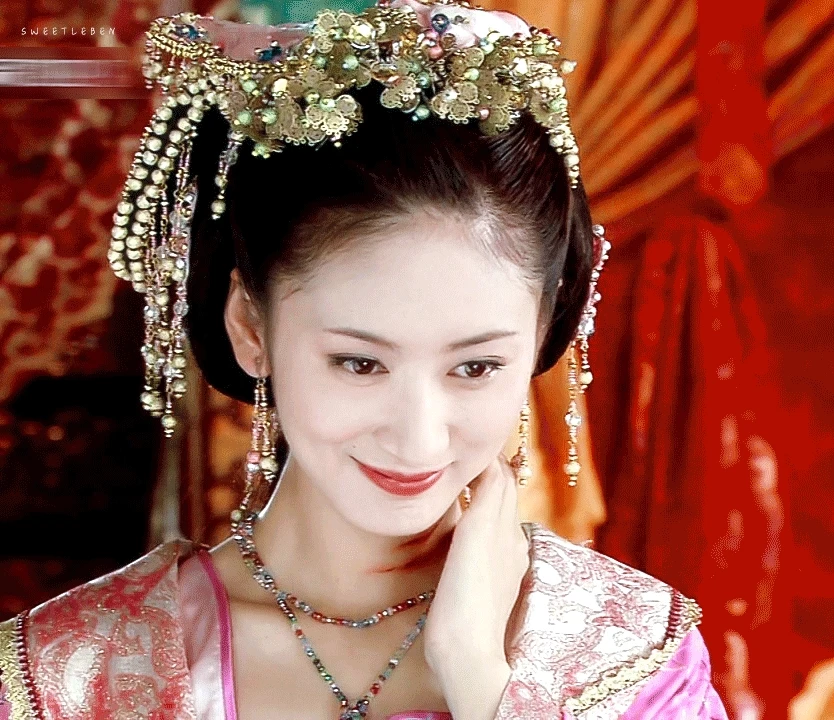 Từ ngày biết mỹ nhân này mới hiểu "thiên sinh mị cốt" là gì: Ánh mắt chưa nhìn đã say, bờ môi quyến rũ tột độ