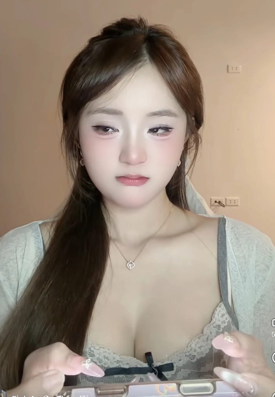 Uất ức tràn màn hình, hot girl Bình An cay cú đến suýt khóc khi chơi PUBG