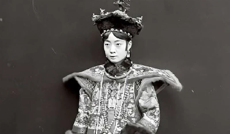 Uyển Dung bị Phổ Nghi nhốt vào "chuồng heo" suốt 10 năm, câu nói lúc được cứu ra khiến ai nấy đều xót xa