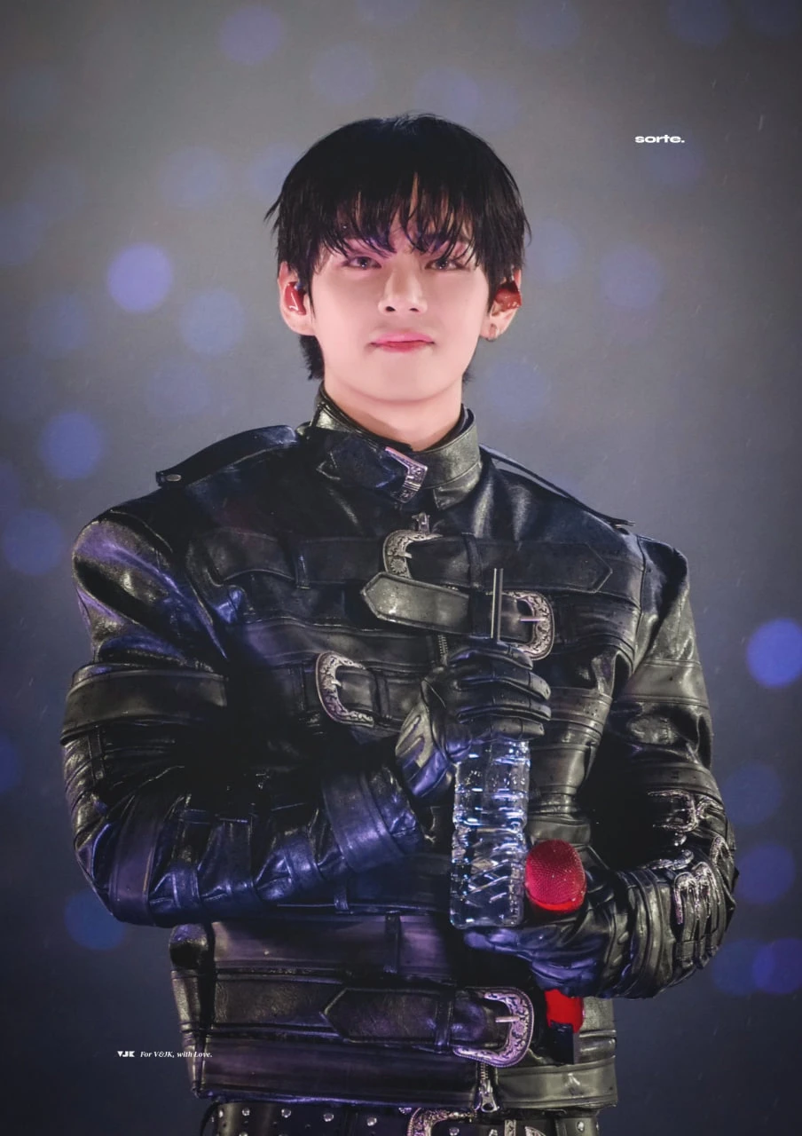 V (BTS) đẹp sáng bừng bất chấp trời mưa