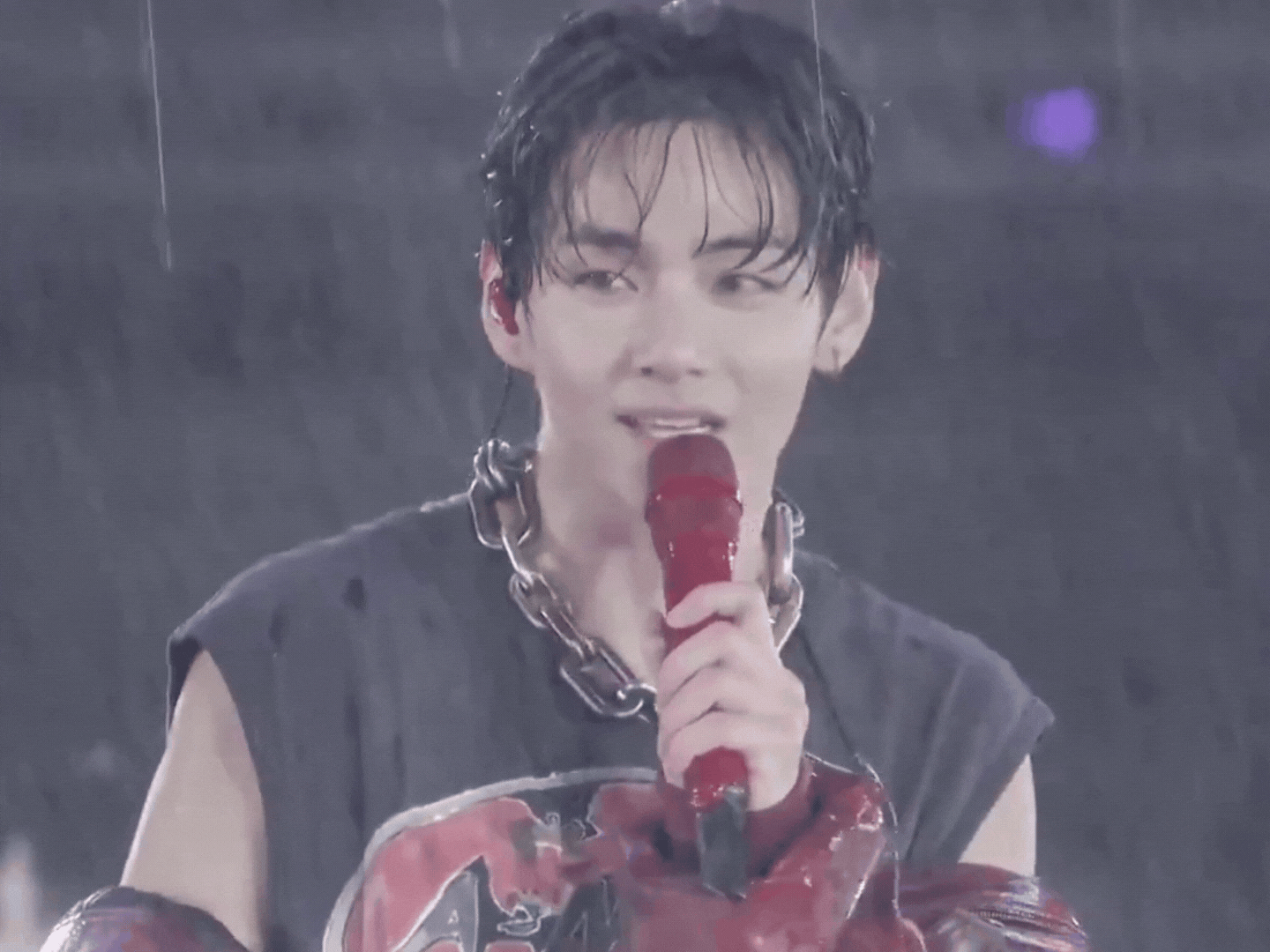 V (BTS) đẹp sáng bừng bất chấp trời mưa