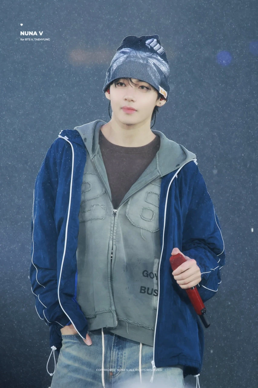 V (BTS) đẹp sáng bừng bất chấp trời mưa