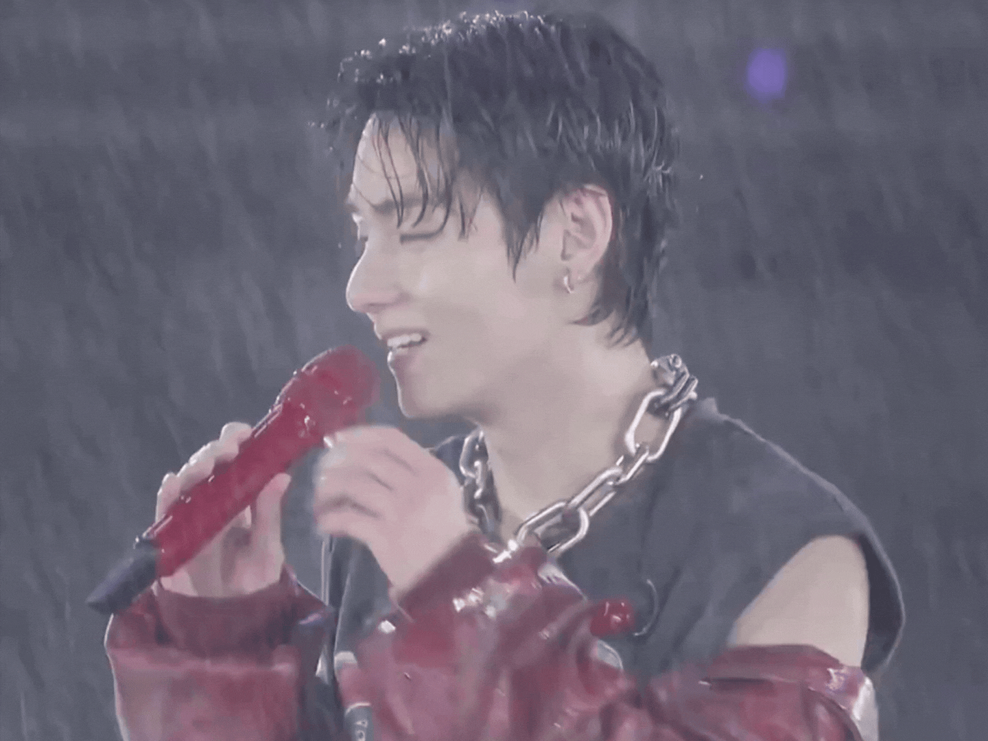 V (BTS) đẹp sáng bừng bất chấp trời mưa