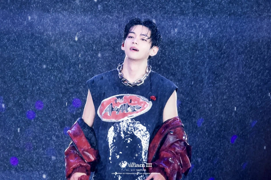 V (BTS) đẹp sáng bừng bất chấp trời mưa