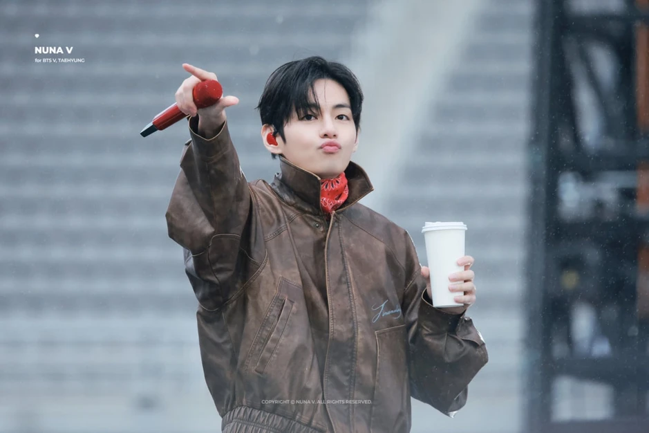 V (BTS) nhảy rào khiến dân tình hốt hoảng