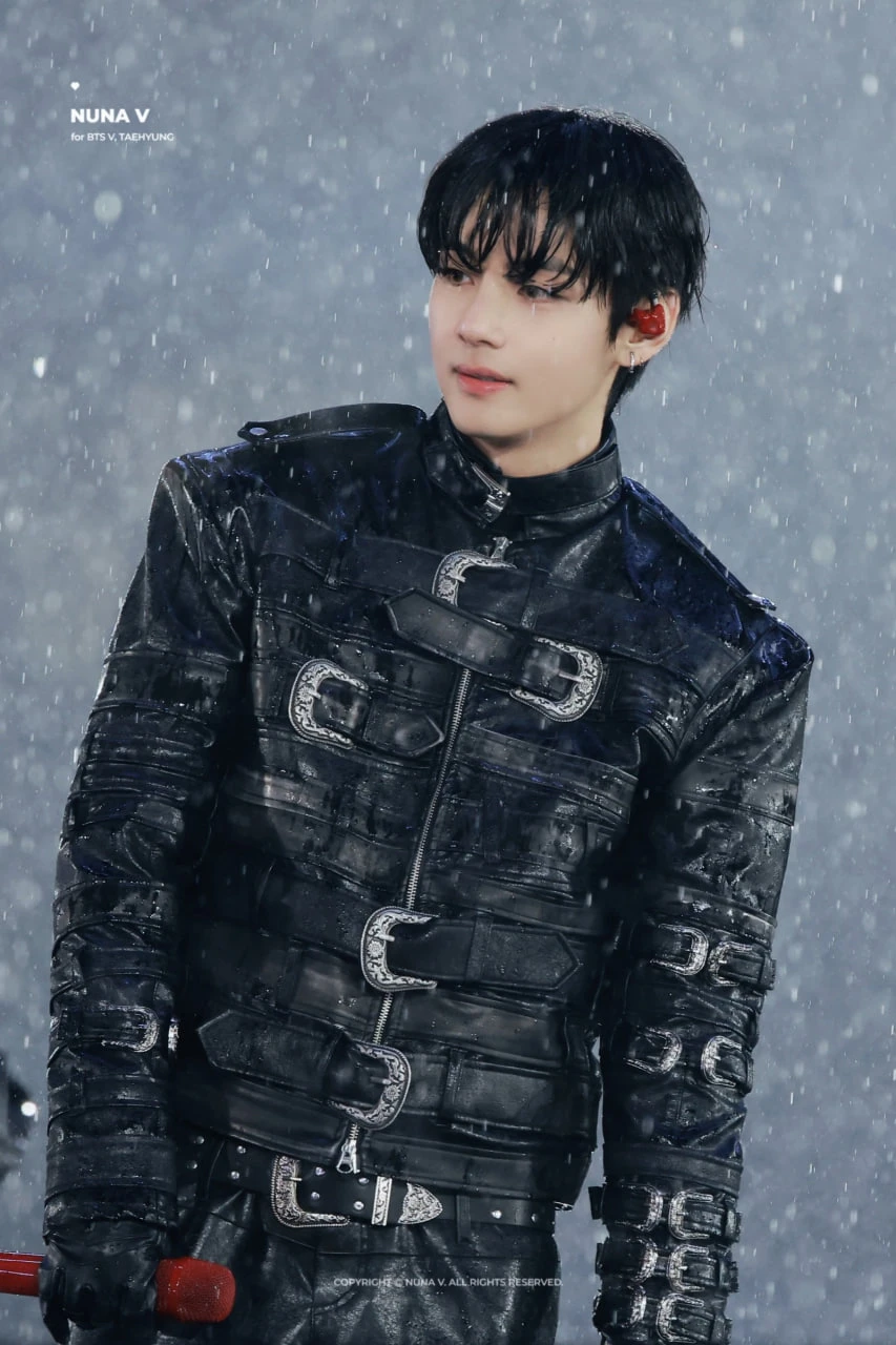 V (BTS) nhảy rào khiến dân tình hốt hoảng