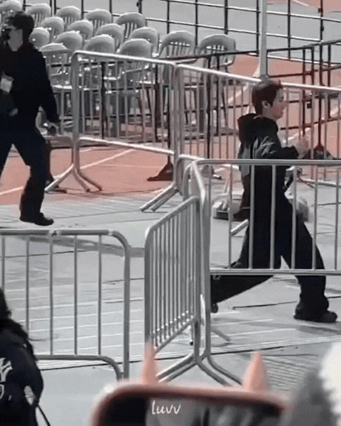 V (BTS) nhảy rào khiến dân tình hốt hoảng