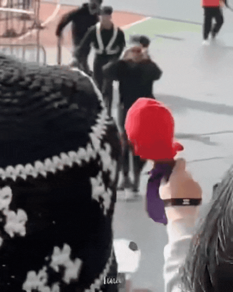 V (BTS) nhảy rào khiến dân tình hốt hoảng