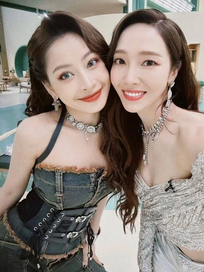 Vbiz có mỹ nhân được báo Trung khen đẹp nhất Việt Nam, đứng cạnh sao quốc tế nhưng chưa biết "lép vế" là gì