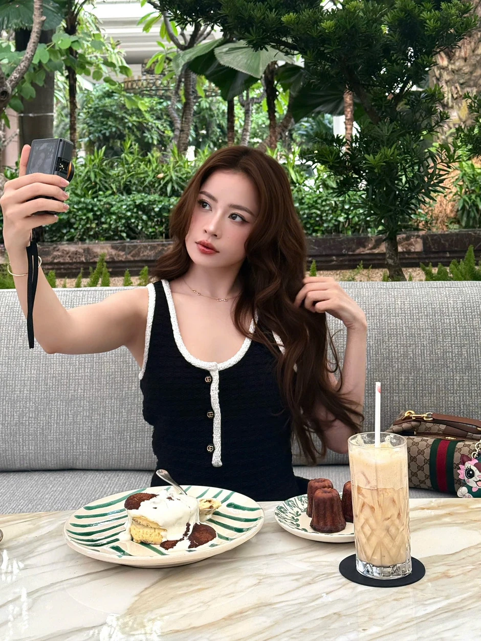 Vbiz có mỹ nhân được báo Trung khen đẹp nhất Việt Nam, đứng cạnh sao quốc tế nhưng chưa biết "lép vế" là gì