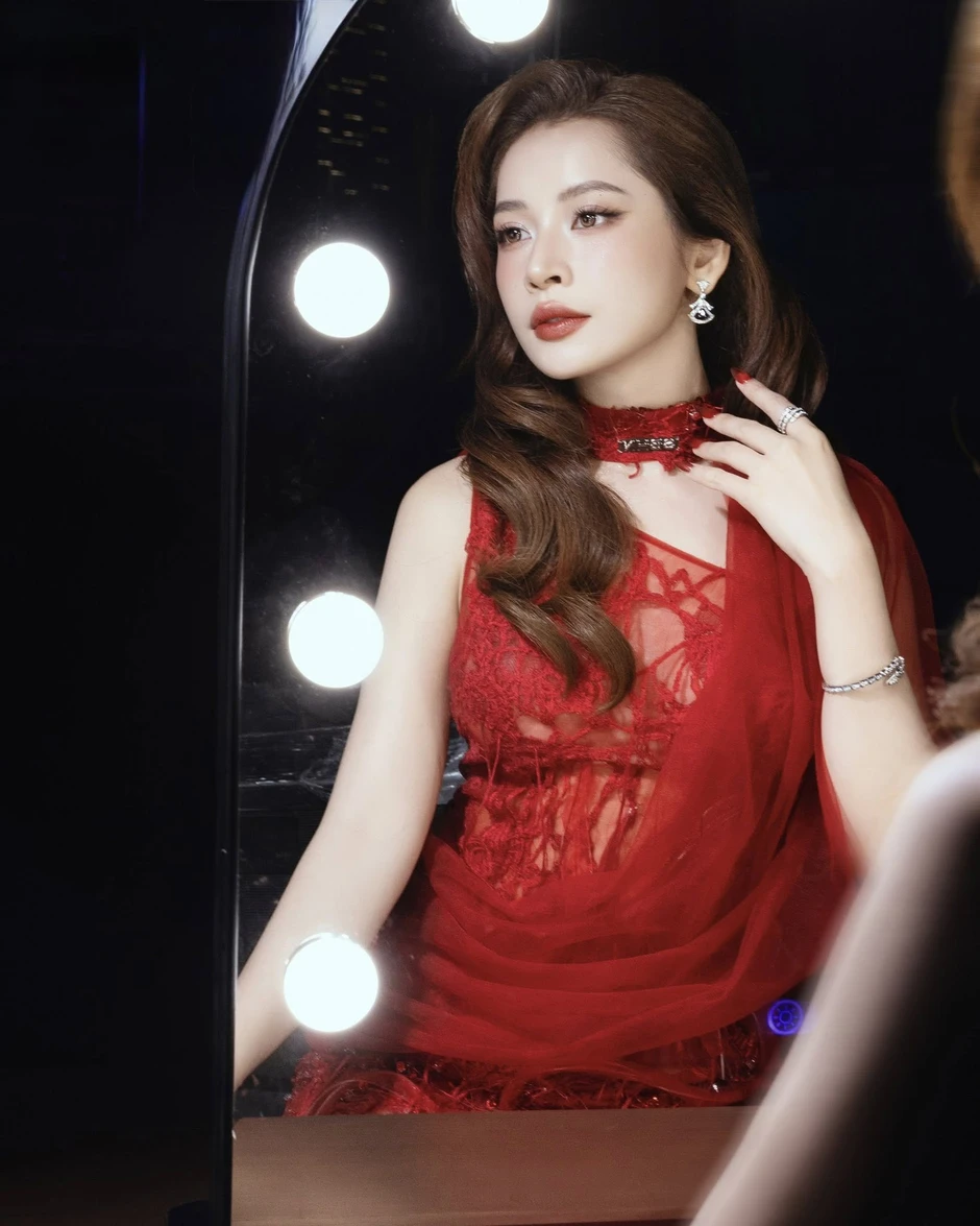 Vbiz có mỹ nhân được báo Trung khen đẹp nhất Việt Nam, đứng cạnh sao quốc tế nhưng chưa biết "lép vế" là gì