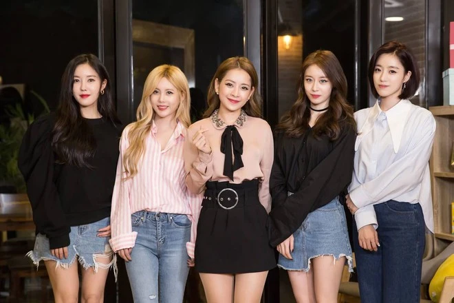 Vbiz có mỹ nhân được báo Trung khen đẹp nhất Việt Nam, đứng cạnh sao quốc tế nhưng chưa biết "lép vế" là gì