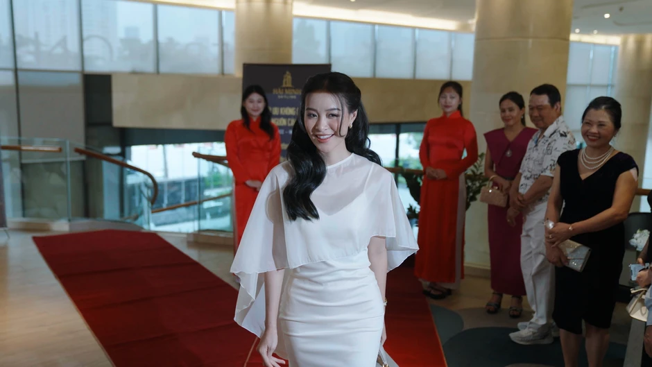 Vbiz đố ai lột xác gắt hơn Trang Emma Vbiz đố ai lột xác gắt hơn Trang Emma