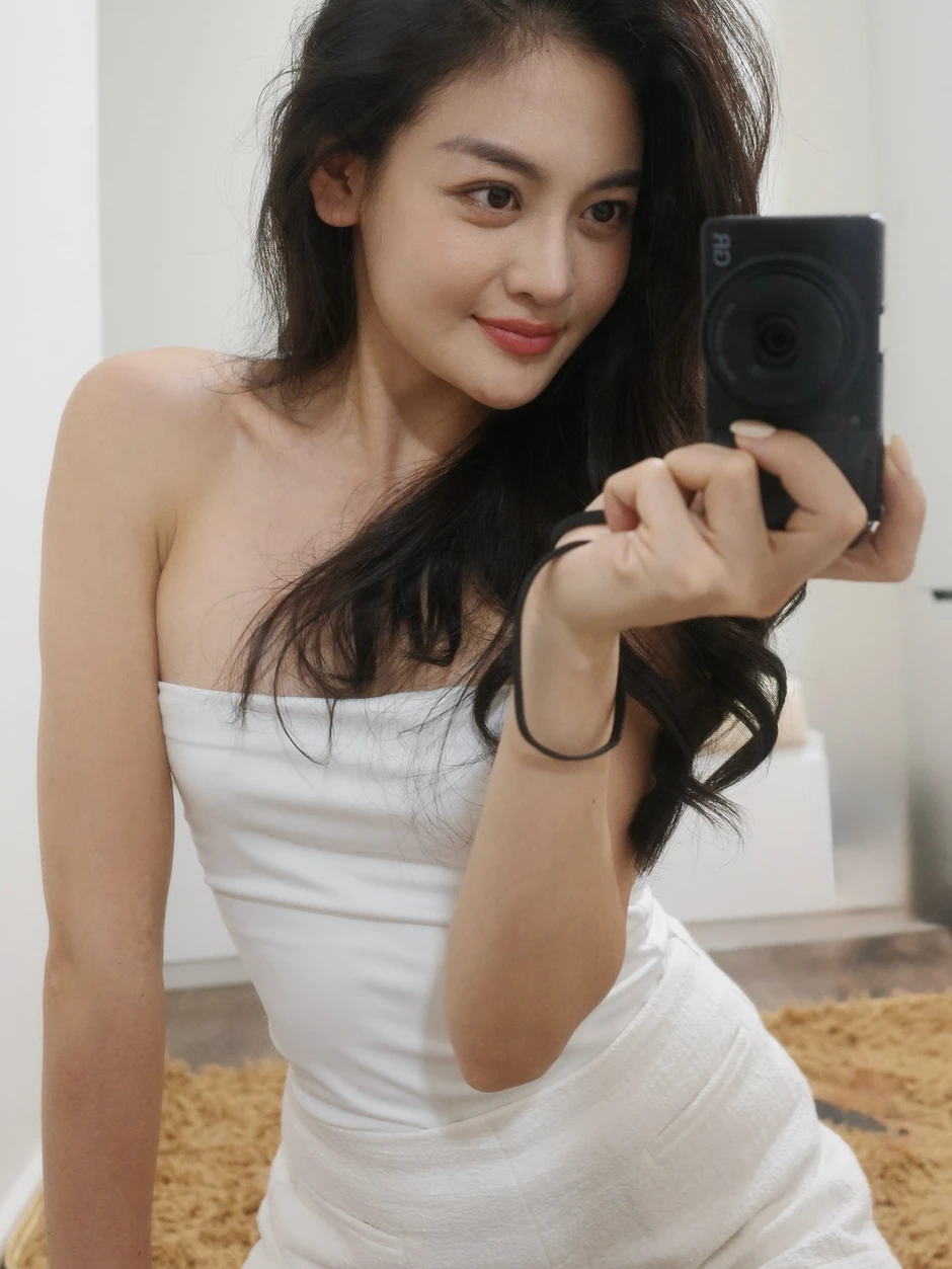 Việt Nam mới có một bóng lưng cực phẩm, lướt qua rất giống nữ chính tài phiệt trong phim ngôn tình