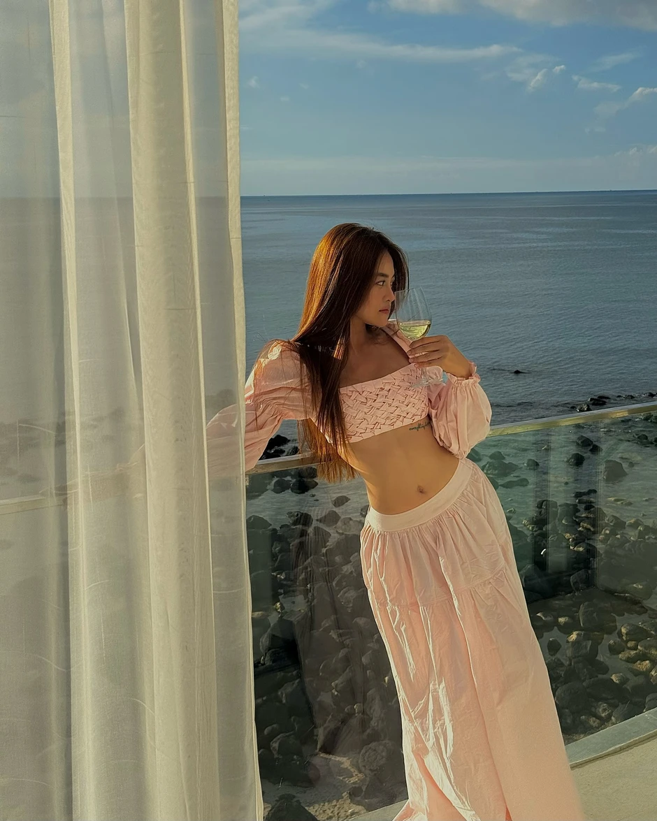 Việt Nam mới có một bóng lưng cực phẩm, lướt qua rất giống nữ chính tài phiệt trong phim ngôn tình