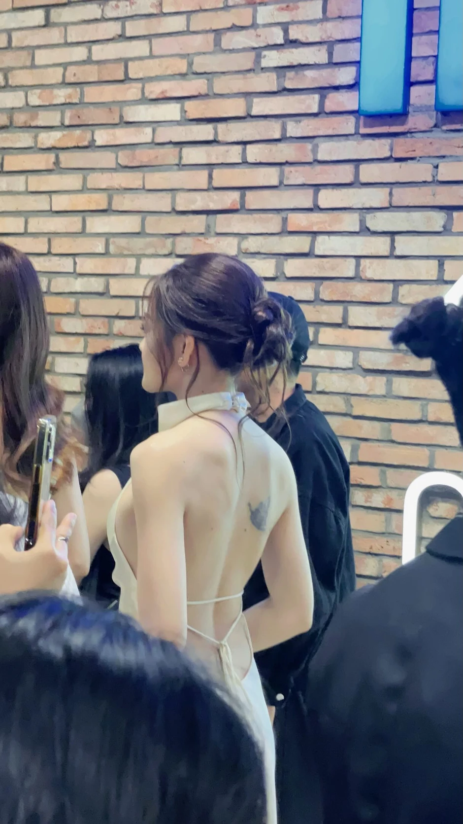 Việt Nam mới có một bóng lưng cực phẩm, lướt qua rất giống nữ chính tài phiệt trong phim ngôn tình