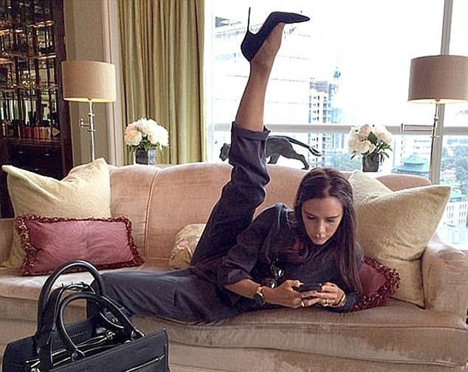 Vợ Brooklyn Beckham khoe ảnh xoạc chân, bị cho là thách thức mẹ chồng Vợ Brooklyn Beckham khoe ảnh xoạc chân, bị cho là thách thức mẹ chồng