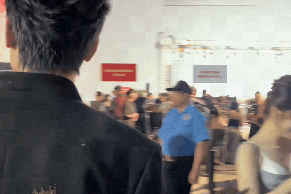 Võ Điền Gia Huy bơ đẹp Tam Triều Dâng tại sự kiện