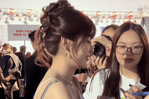 Võ Điền Gia Huy bơ đẹp Tam Triều Dâng tại sự kiện