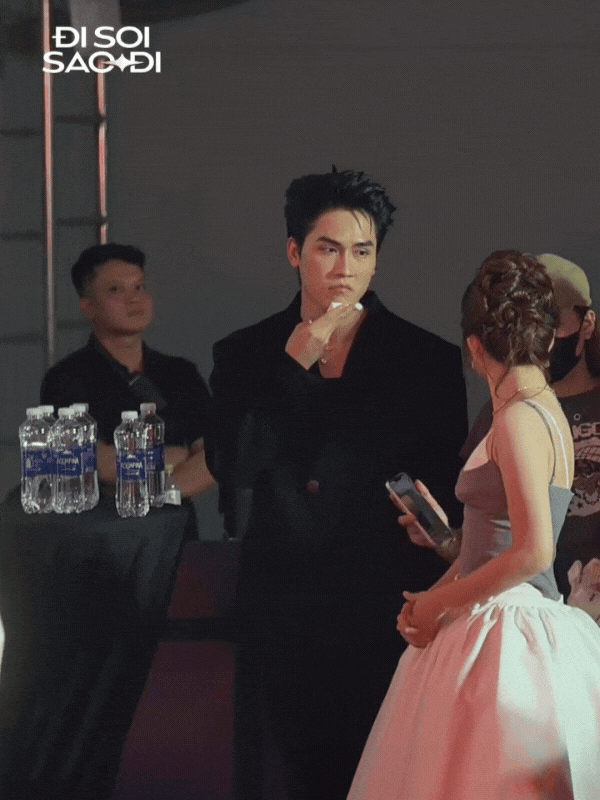 Võ Điền Gia Huy bơ đẹp Tam Triều Dâng tại sự kiện