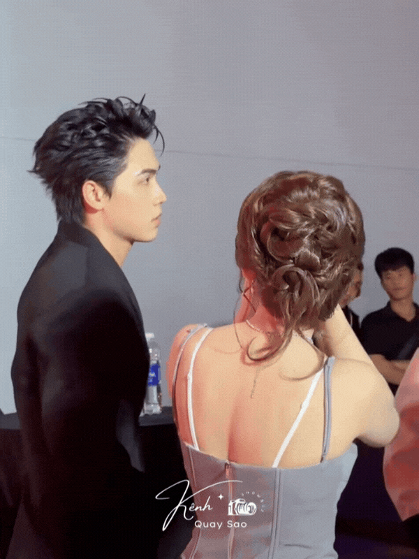 Võ Điền Gia Huy bơ đẹp Tam Triều Dâng tại sự kiện