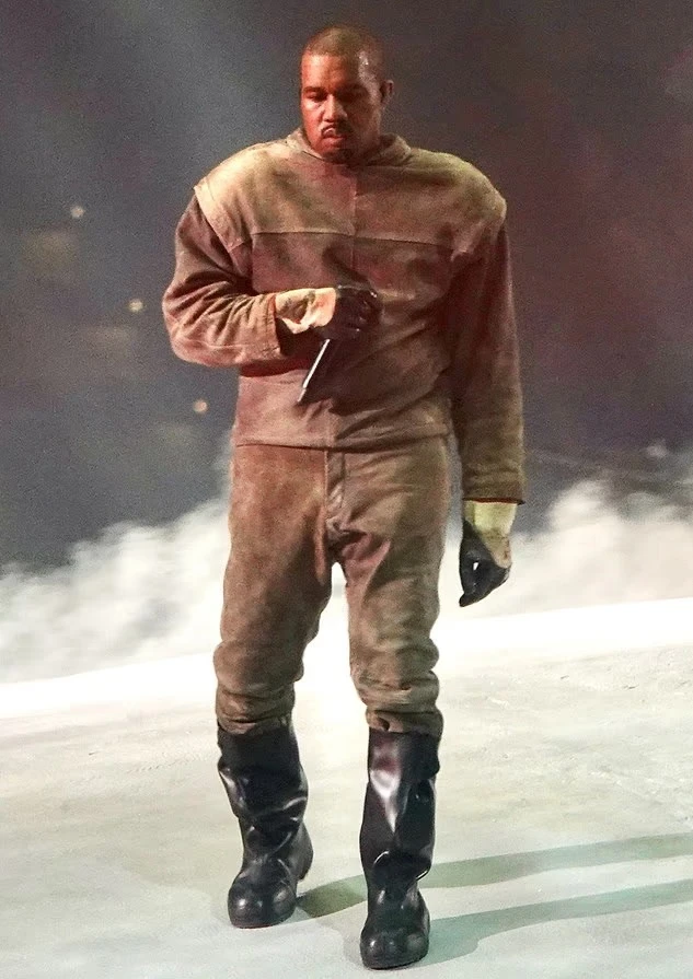 Vợ trẻ diện bodysuit bó sát đến xem concert của Kanye West