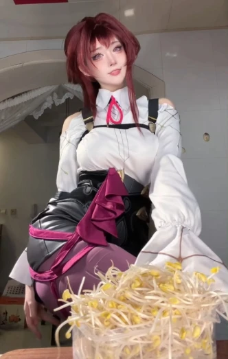 Vừa cosplay, vừa trổ tài "bếp núc", nữ coser khiến CDM thích thú