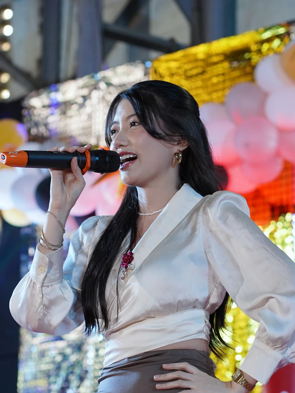 Vừa dùng nhạc Việt, lại còn hát tiếng Việt và nhảy cực quyến rũ, nữ TikToker khiến CDM không khỏi thích thú Vừa dùng nhạc Việt, lại còn hát tiếng Việt và nhảy cực quyến rũ, nữ TikToker khiến CDM không khỏi thích thú