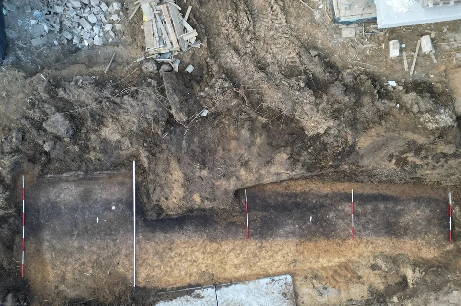 Xây nhà, phát hiện ngôi mộ dài 42 mét dưới nền đất