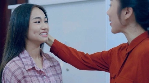 Xem Bóng Ma Hạnh Phúc mới thấy không ai khổ bằng khán giả Xem Bóng Ma Hạnh Phúc mới thấy không ai khổ bằng khán giả