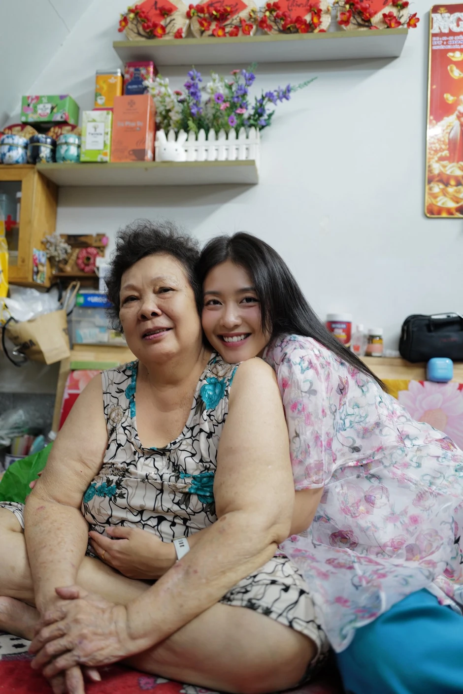 Xót xa hình ảnh Khả Ngân trong tang lễ bà ngoại