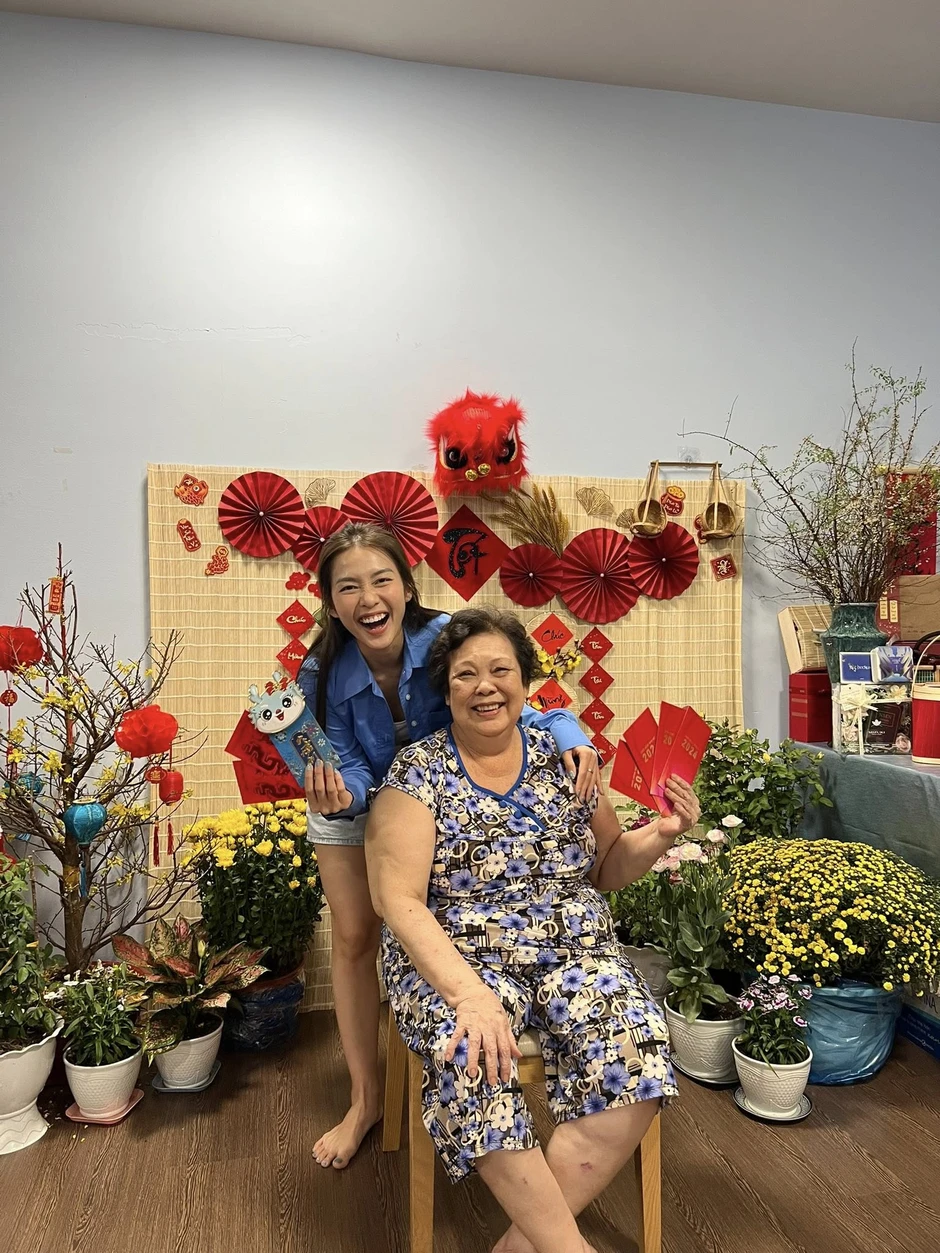 Xót xa hình ảnh Khả Ngân trong tang lễ bà ngoại