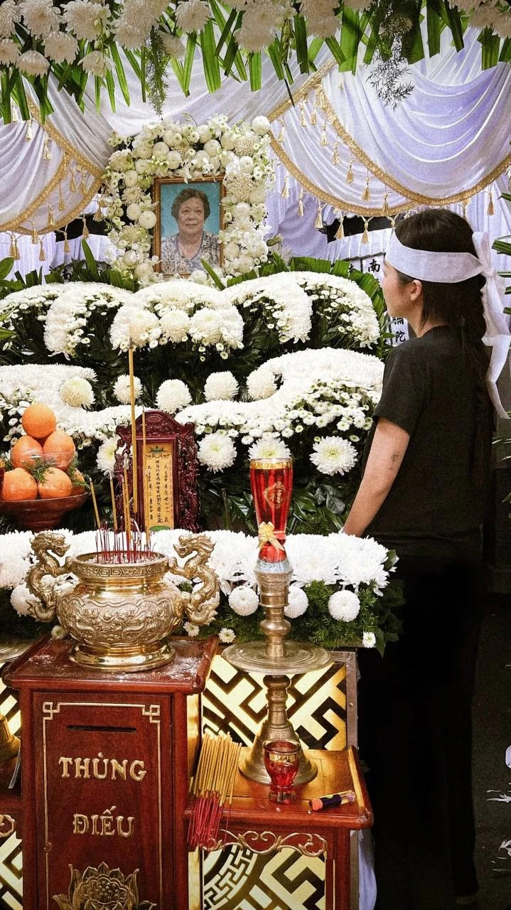 Xót xa hình ảnh Khả Ngân trong tang lễ bà ngoại