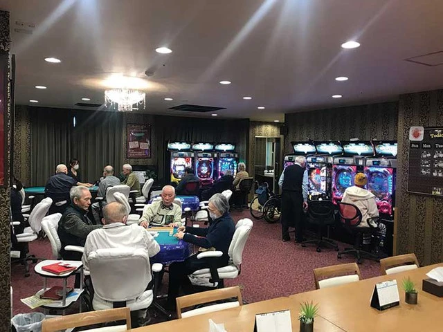 Xuất hiện viện dưỡng lão cho phép các cụ chơi bài, chơi máy đánh bạc: Trước khi chơi phải tập thể dục