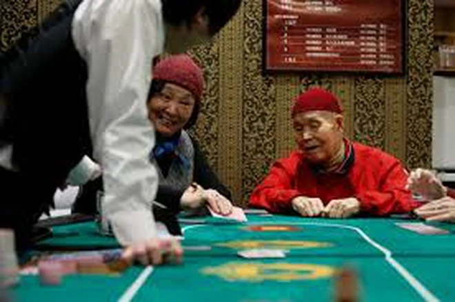 Xuất hiện viện dưỡng lão cho phép các cụ chơi bài, chơi máy đánh bạc: Trước khi chơi phải tập thể dục