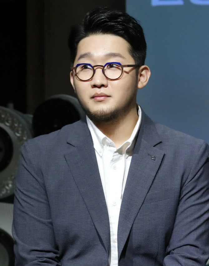 Yêu cầu án tù giam với nam ca sĩ quảng cáo sai sự thật