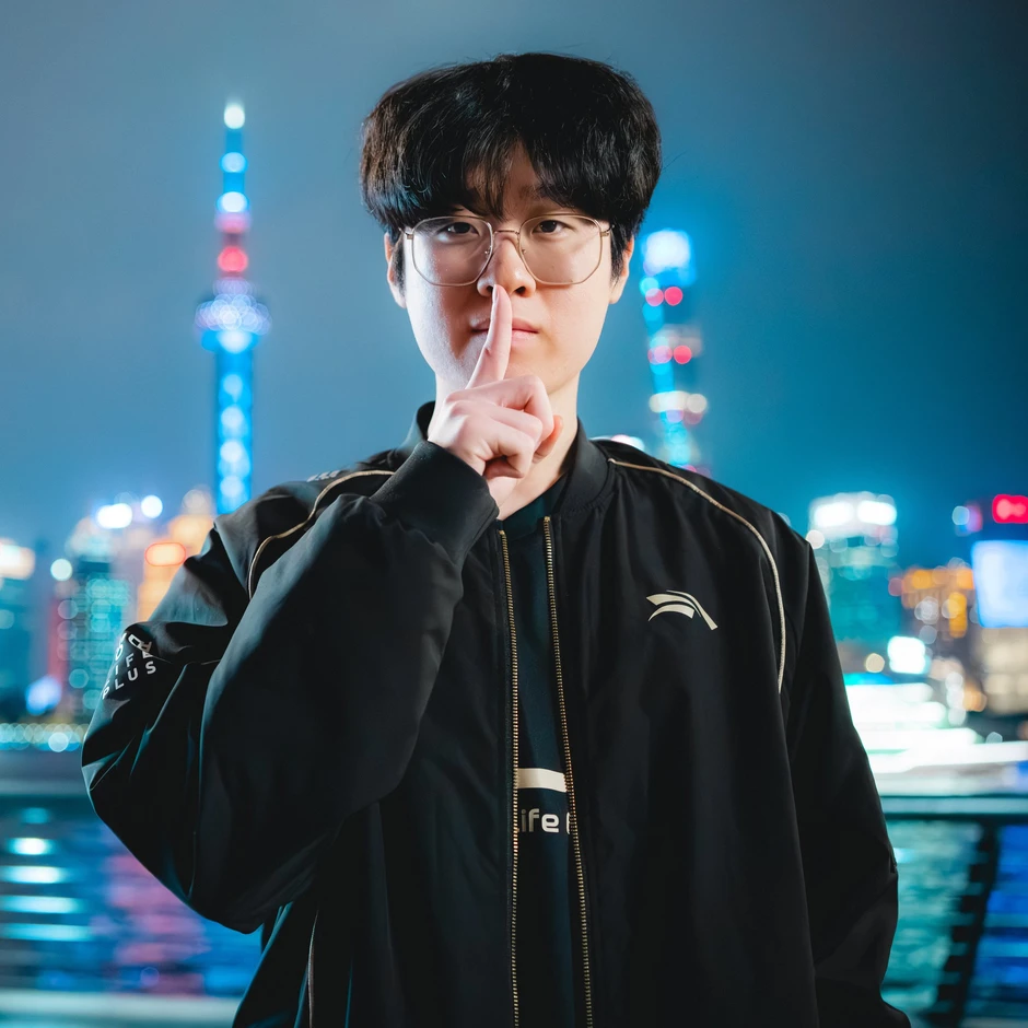 Zeus lập cột mốc lịch sử cho LCK nhưng fan "không cười nổi"