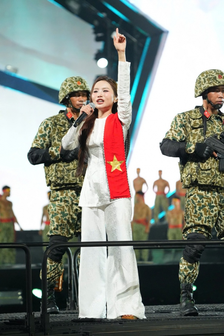 Chiến sĩ đặc công trình diễn ở concert Sao nhập ngũ