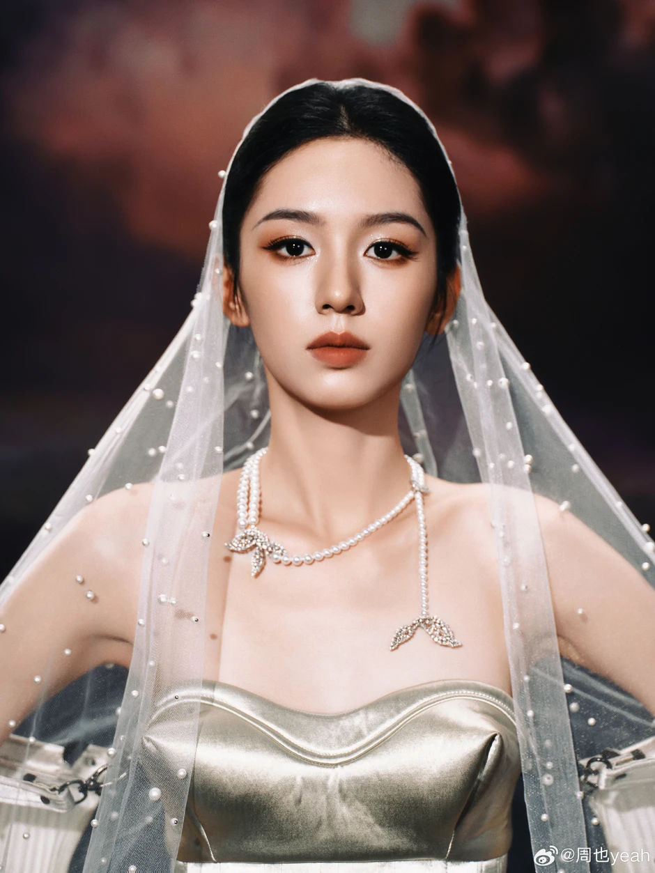 "Bỏng mắt" với clip hẹn hò của cặp đôi mới showbiz: Nhà gái là mỹ nữ "đẹp chấn động thế gian", nhà trai kém hơn 5 tuổi