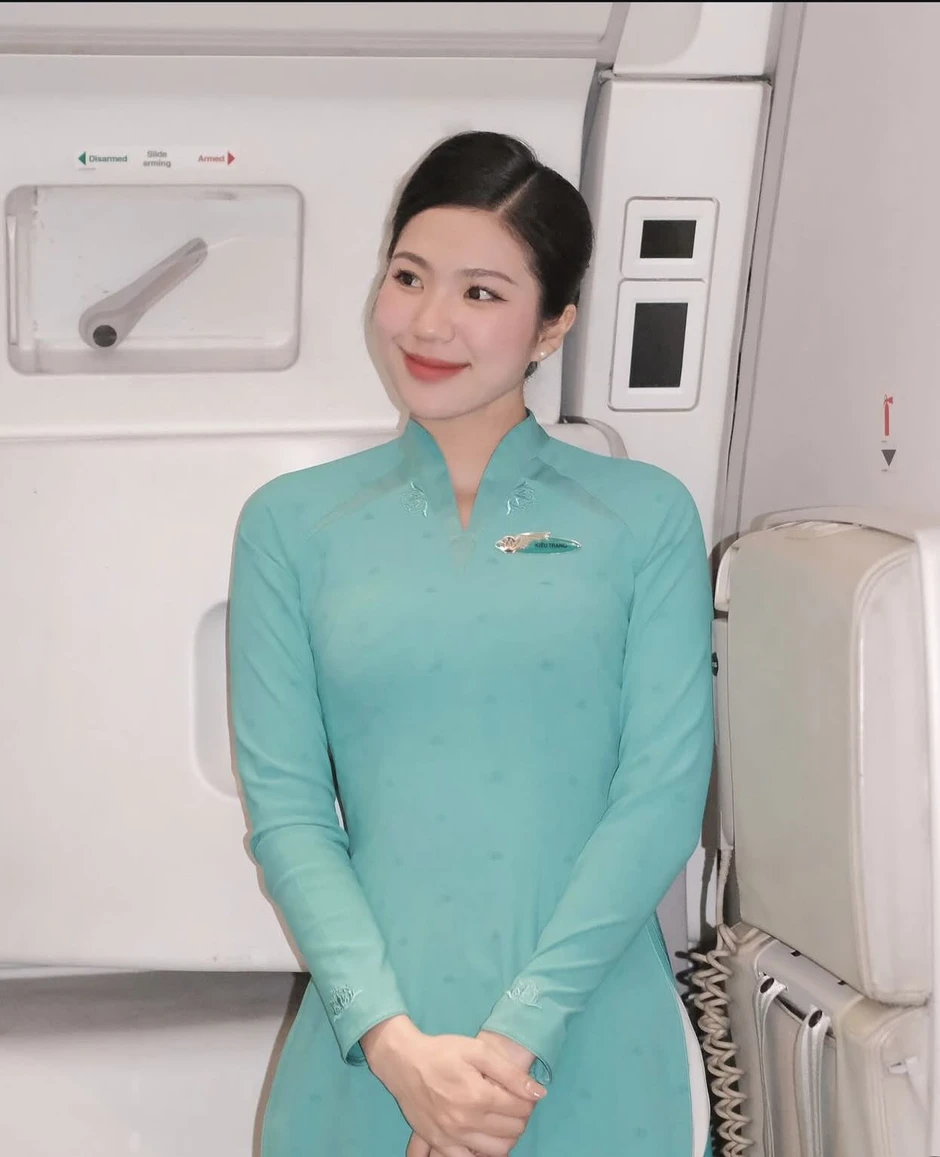 "Lên đồ" đi làm và "lột xác" khi đi chơi, nữ tiếp viên hàng không khiến CĐM "choáng" vì như sống 2 cuộc đời "Lên đồ" đi làm và "lột xác" khi đi chơi, nữ tiếp viên hàng không khiến CĐM "choáng" vì như sống 2 cuộc đời
