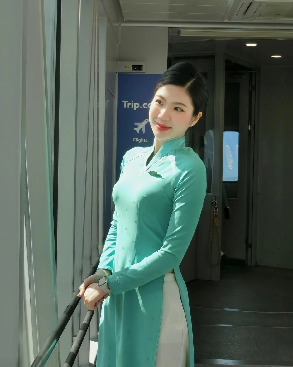 "Lên đồ" đi làm và "lột xác" khi đi chơi, nữ tiếp viên hàng không khiến CĐM "choáng" vì như sống 2 cuộc đời "Lên đồ" đi làm và "lột xác" khi đi chơi, nữ tiếp viên hàng không khiến CĐM "choáng" vì như sống 2 cuộc đời